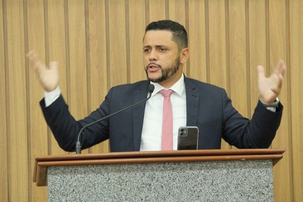 Já Carlos Henrique de Oliveira (PDT) afirmou: "quando teve acesso ao vídeo fiquei espantado com a forma como esse deputado estadual se posicionou — fazendo trampolim político. Ele foi homofóbico e veio a público condenar e repudiar e veio tirar sarro com o público LGBT ao dizer 'LGBTQIYZ e não sabe mais o que'. Ele veio para fazer política, ele deveria estar aqui discutindo a duplicação das MGs 434 e 129; a questão do fim da mineração em nossa cidade; discutir a questão da delegacia, que é responsabilidade do Estado e a Prefeitura banca quase tudo. Mas não, ele veio mostrar a ignorância de um ser humano em pleno século 21". José Júlio Rodrigues "Combem" (PP) defendeu que é necessário ter foco nas discussões que importam à cidade e que não se pode deixar que pautas de ódio ganhem destaque em meio ao debate social da cidade. "Vivemos em uma cidade em que temos uma série de questões para serem discutidas, para serem resolvidas e as pessoas acabam perdendo muito tempo disseminando sentimentos que não são necessários. E os sentimentos que precisam ser disseminados, como o amor, tolerância, respeito ao outro, acabam sendo colocados por alguns em segundo plano", argumentou. Por sua vez, Júlio César de Araújo "Contador" (PTB) disse que "é muito triste ver o pré-julgamento. Às vezes uma pessoa não conhece a outra e, de imediato, vai subestimando em determinada situação. As pessoas também são um pouco hipócrita em relação às colocações de cunho religioso. Jesus, no Evangelho de João, diz muito claro: 'que todos sejamos um'. Mas que um é esse que queremos ser se imediato repugnamos, pré-julgamos, subestimamos a categoria, classe, decisão, opção... Precisamos de educação para entendermos, em pleno século 21, que todos sejamos um e enxergamos o outro como irmão verdadeiro". Enquanto Heraldo Noronha Rodrigues (PTB) disparou que "ele [Léo Portela] cometeu um erro enorme com uma cidadã itabirana. Esse erro não é só com a Laura [Souza], é com todos os itabiranos. A falta de respeito dele foi com todos os itabiranos. Ele não pode jugar a pessoa porque ela é homem ou moça. Ele tem que ver o currículo da pessoa e não pode julgar antes. É inaceitável. Eu respeito os Portelas por terem trazido emendas [parlamentares] para Itabira e por serem deputados atuantes, tanto o pai [Lincoln] quanto o filho [Léo], mas isso o que ele falou é inaceitável". Roberto Fernandes Carlos de Araújo "Robertinho da Autoescola" (MDB) declarou que "chega uma pessoa com nível máximo de instrução e solta um tanto de abobrinhas dessas. Essa moça que é secretária de Educação é super qualificada, então não coloque em xeque o cargo que ela ocupa não. Temos que respeitar o ser humano indiferente das suas condições e opções". A vereadora Rosilene Félix Guimarães (MDB) lembrou que "no ano passado, ainda no governo do atual presidente da República, Jair Bolsonaro (PL), foi sancionada a lei 14.192/2021, que classifica a violência política contra a mulher e estabelece, inclusive, a violência em função do sexo, da raça. Toda vez que uma mulher é agredida pela sua posição ou sua nomeação nós estamos caminhando, sim, em retrocesso. E, nesse caso, estamos presenciando um retrocesso que não vai servir de base para o que estamos tentando construir em nossa cidade".