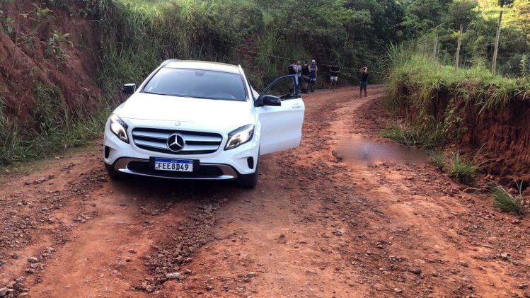 Casal é morto a tiros em carro de luxo no interior de Minas