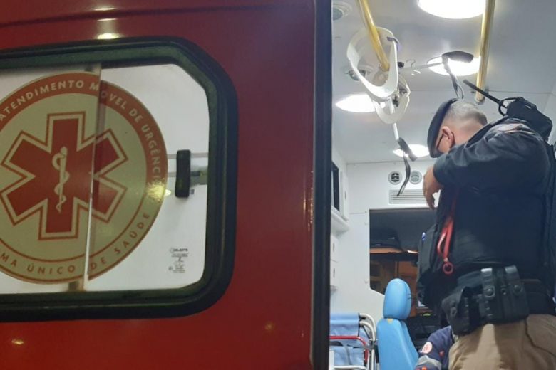 Idoso é socorrido após ser esfaqueado em Itabira