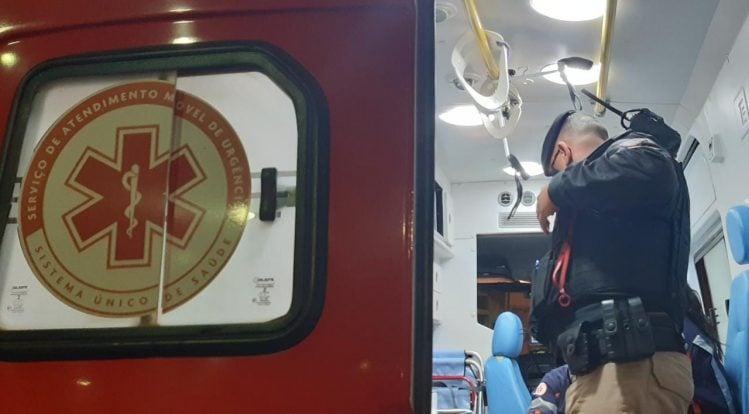 Idoso é socorrido após ser esfaqueado em Itabira