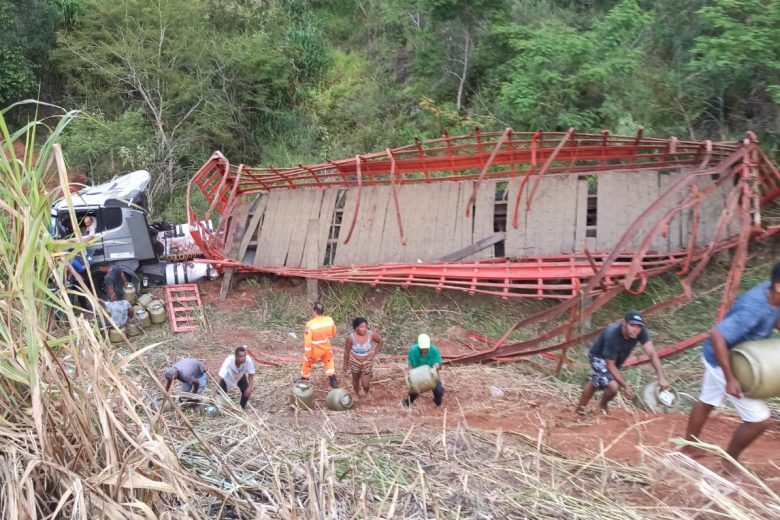 Carreta com botijões de gás capota em ribanceira na estrada de Nova Era