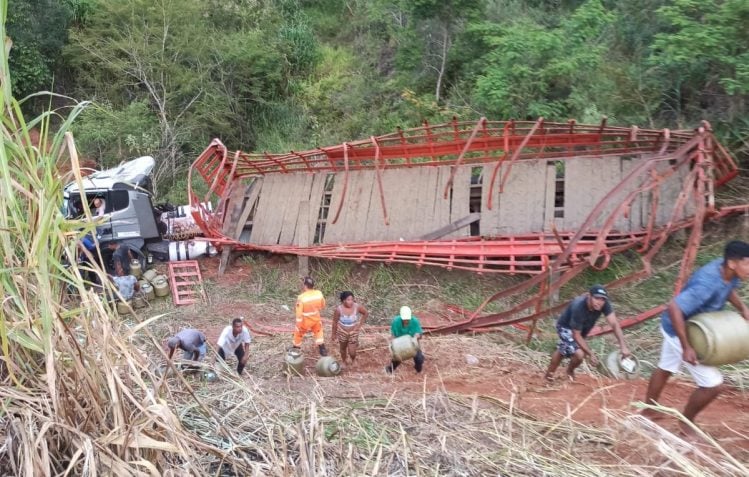 Carreta com botijões de gás capota em ribanceira na estrada de Nova Era