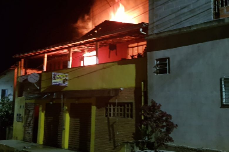 Homem coloca fogo em residência por não aceitar o fim do relacionamento