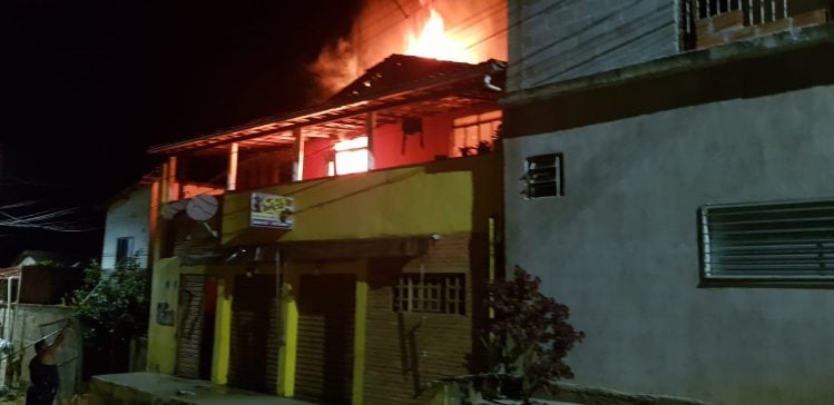 Homem coloca fogo em residência por não aceitar o fim do relacionamento