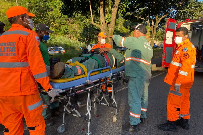 Motociclista é socorrido pelos bombeiros após acidente no Juca Rosa