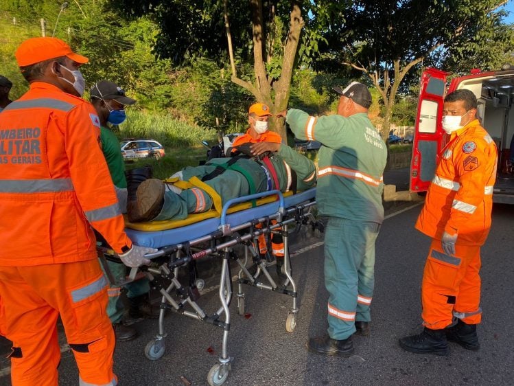 Motociclista é socorrido pelos bombeiros após acidente no Juca Rosa