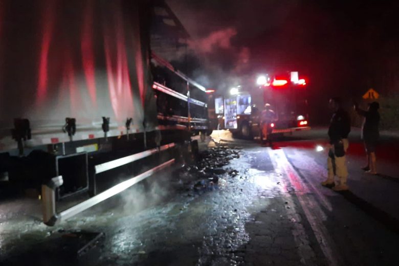 Incêndio em carreta mobiliza bombeiros na BR-381