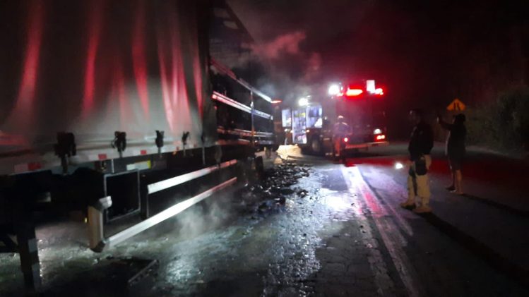 Incêndio em carreta mobiliza bombeiros na BR-381