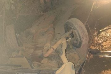 Carro capota durante fuga e três pessoas ficam feridas