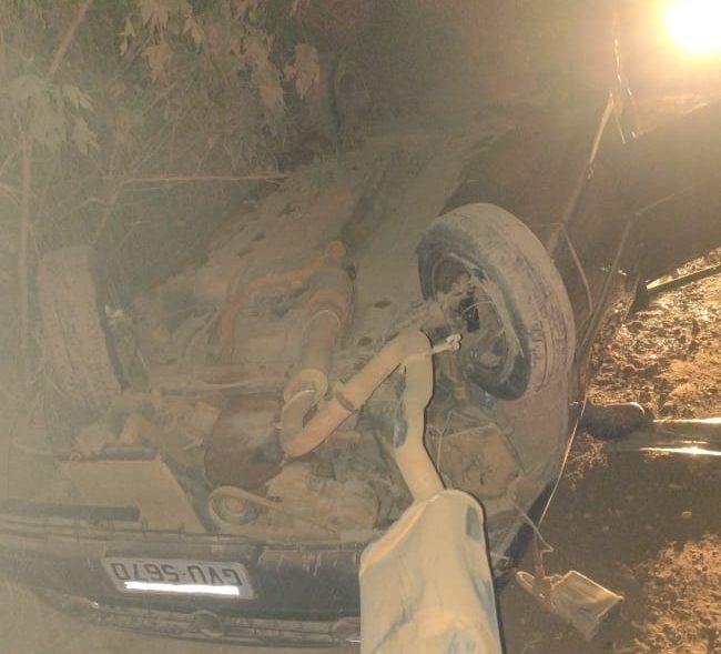 Carro capota durante fuga e três pessoas ficam feridas