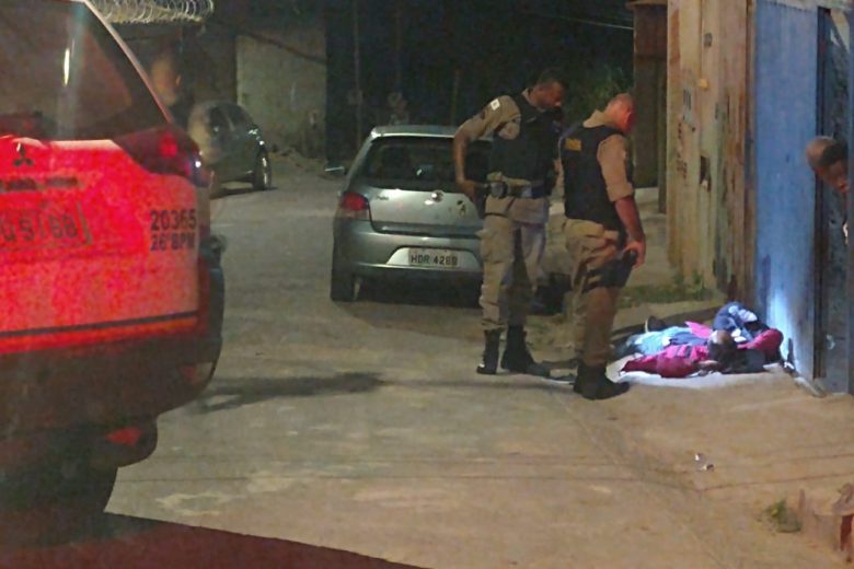 Homem é baleado e residências atingidas por tiros em Itabira