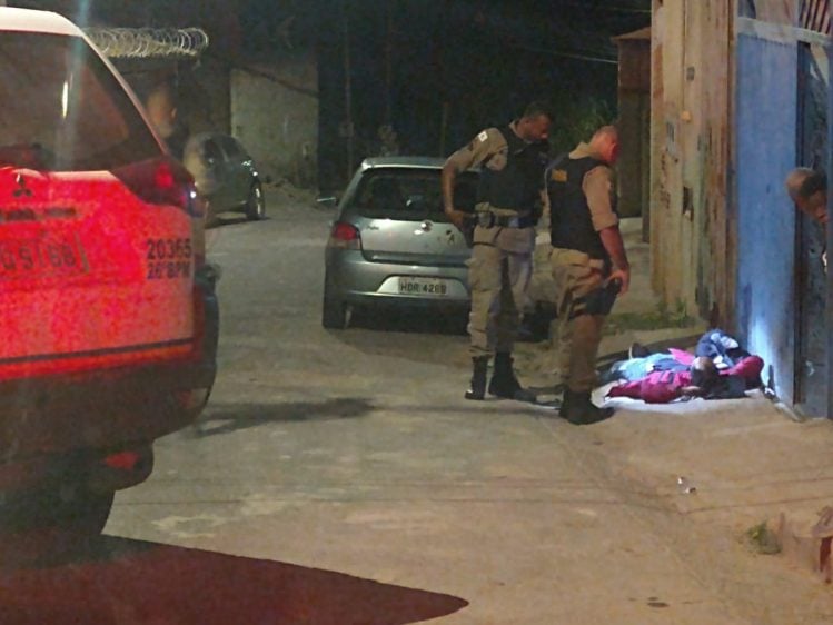 Homem é baleado e residências atingidas por tiros em Itabira