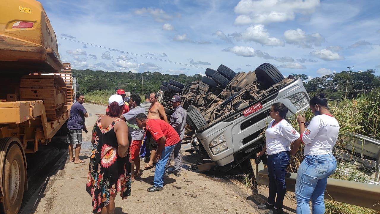 Motorista morre ao tombar carreta na BR-381; veja as fotos