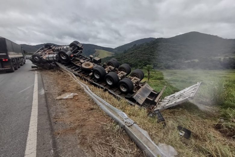 Carreta carregada com banana tomba na estrada de Nova Era