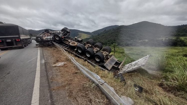 Carreta carregada com banana tomba na estrada de Nova Era