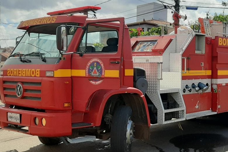 Ambulância roubada é encontrada queimada em Itabira