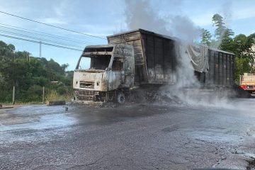 Carreta com carvão pega fogo na MG-129, em Itabira