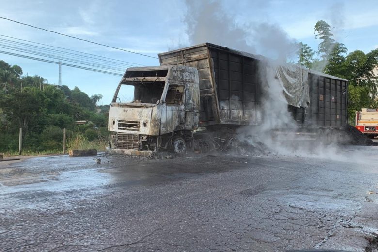 Carreta com carvão pega fogo na MG-129, em Itabira