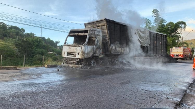 Carreta com carvão pega fogo na MG-129, em Itabira