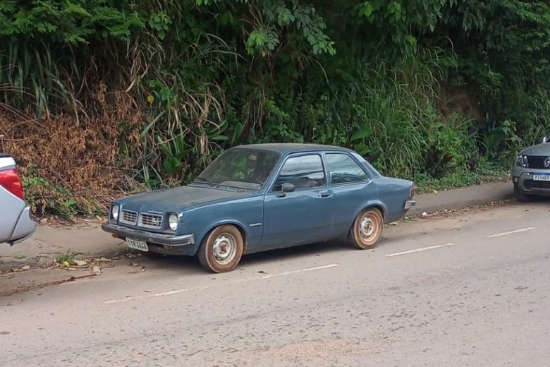 Chevette estacionado tem a bateria furtada na rua Nova Era