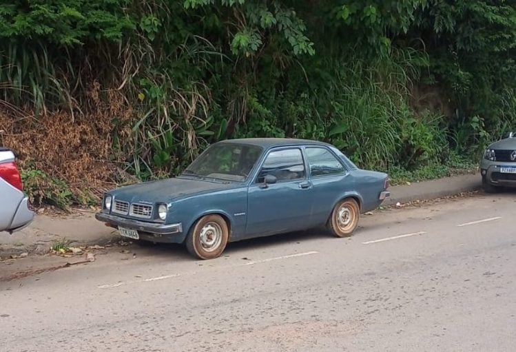 Chevette estacionado tem a bateria furtada na rua Nova Era