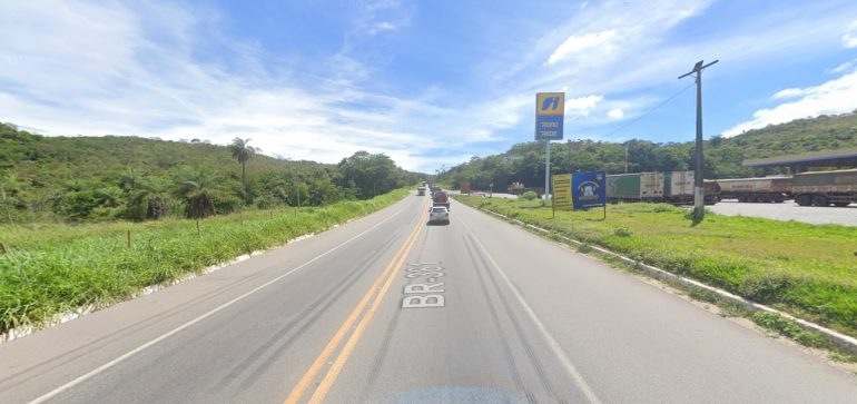 Ônibus cai em canaleta e sai da pista na BR-381, em Santa Luzia