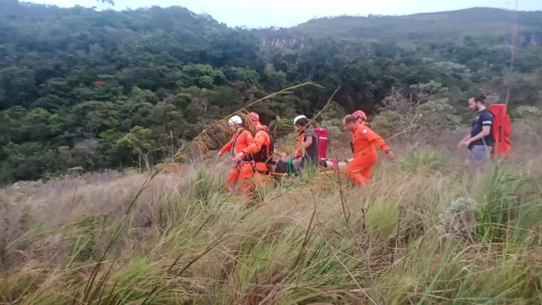 Mulher quebra as duas pernas ao pular de pedra em Itabira