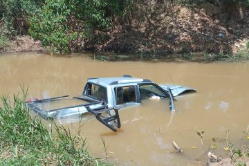 Caminhonete sai da pista e cai dentro ribeirão em Marliéria, no Vale do Aço