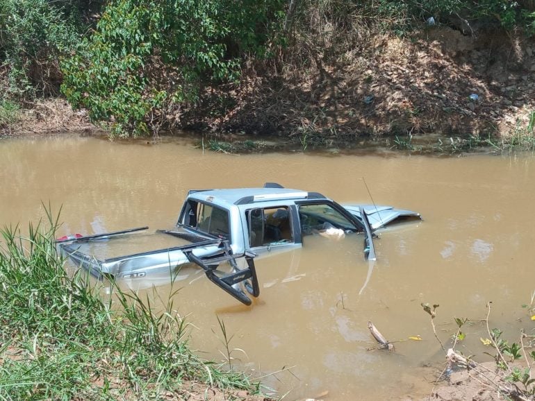 Caminhonete sai da pista e cai dentro ribeirão em Marliéria, no Vale do Aço