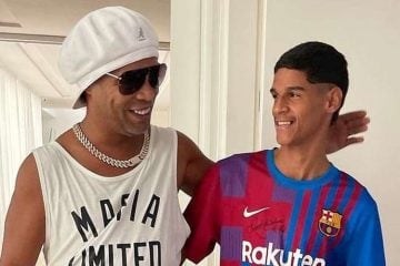 Cara da Luva de Pedreiro realiza sonho e se encontra com Ronaldinho Gaúcho