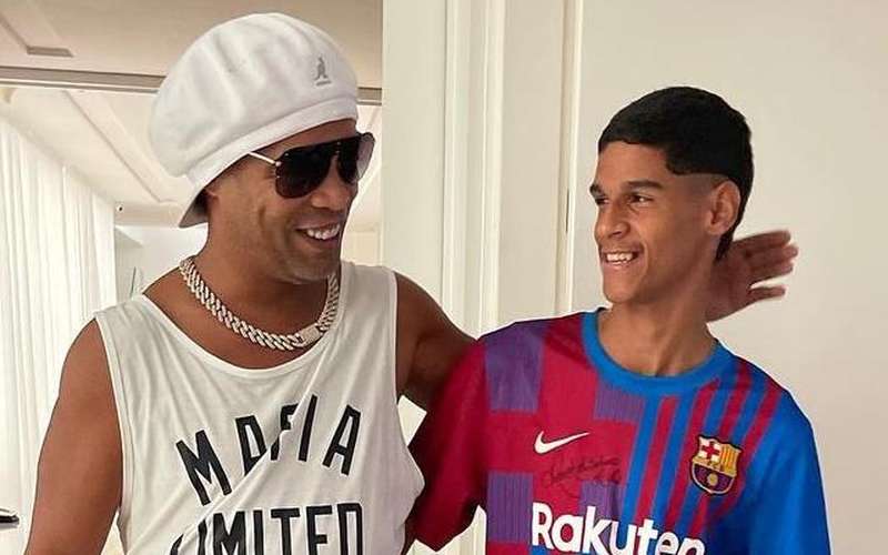 Cara da Luva de Pedreiro realiza sonho e se encontra com Ronaldinho Gaúcho