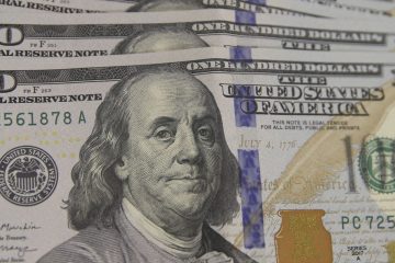 Dólar tem alta no contexto da disputa tarifária entre EUA e China