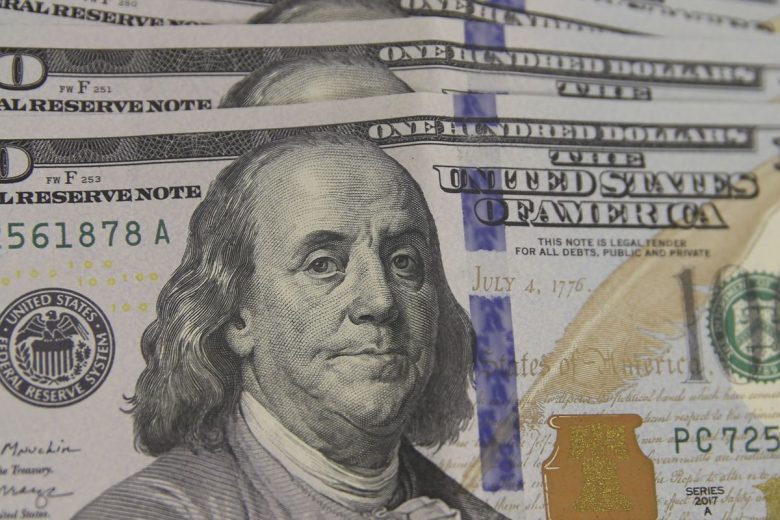 Dólar cai para R$ 5,24 após ajuda a bancos estrangeiros