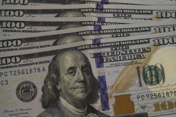 Dólar sobe para R$ 5,45 e fecha no maior valor desde julho