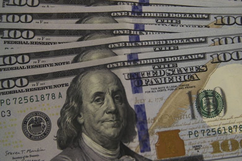 Dólar sobe para R$ 5,45 e fecha no maior valor desde julho
