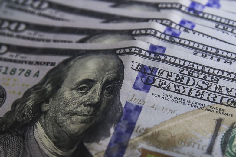 Dólar cai para R$ 5,29 após adiamento da PEC da Transição