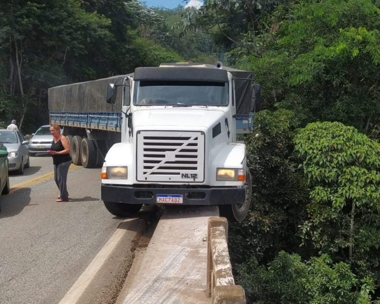 Por pouco carreta não cai da Ponte Torta, em João Monlevade