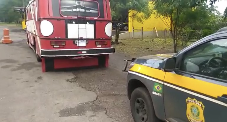 PRF apreende motorhome com quase meia tonelada de agrotóxicos em galões