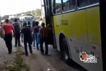 Passageiros desembarcam de ônibus depois de homem fugir com chave do veículo em BH