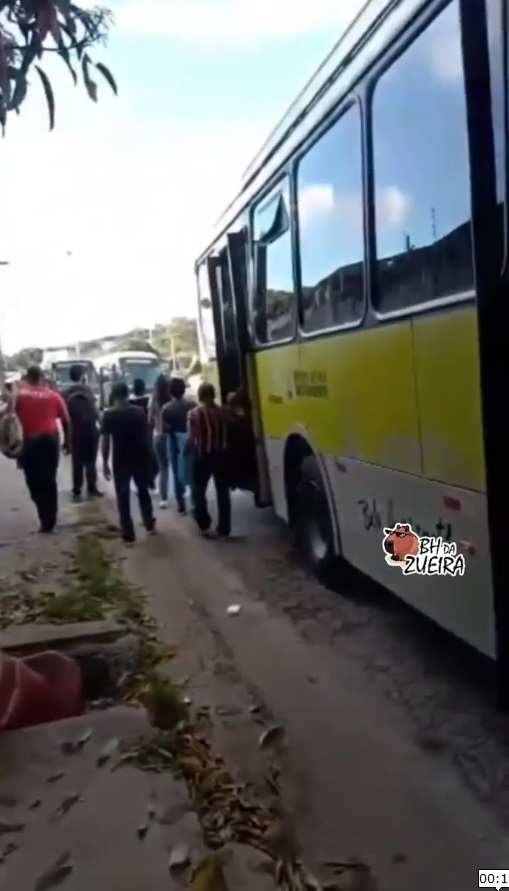 Passageiros desembarcam de ônibus depois de homem fugir com chave do veículo em BH