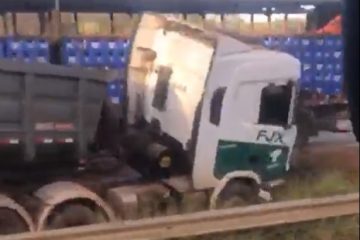 Acidente envolvendo carretas deixa trânsito lento entre trevo de Itabira e Bom Jesus do Amparo