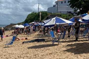 Mulher toma sol ao lado de cadáver em praia baiana