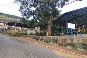 Mutirão voluntário realiza limpeza na quadra do bairro Laranjeiras, em Monlevade