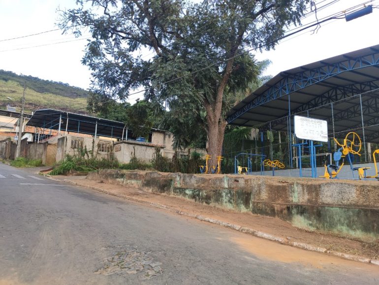 Mutirão voluntário realiza limpeza na quadra do bairro Laranjeiras, em Monlevade