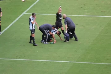 Torcedor arremessa celular e atinge Lucas Silva durante Gre-Nal