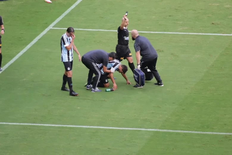 Torcedor arremessa celular e atinge Lucas Silva durante Gre-Nal