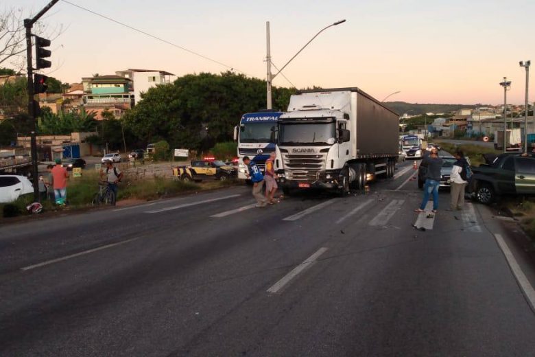 Acidente entre cinco veículos complica trânsito na Via Expressa, nesta sexta-feira