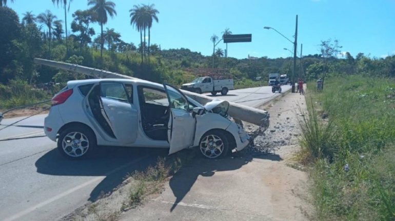 Avenida de Santa Luzia fica interditada após motorista colidir contra poste
