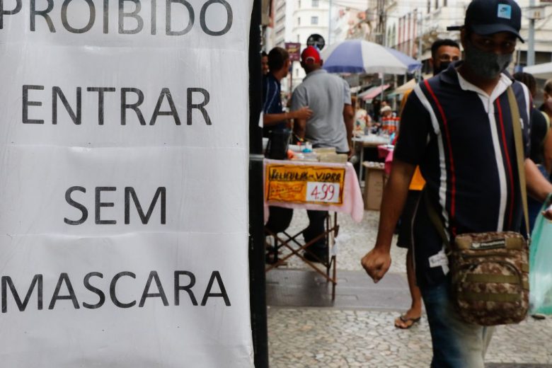 Covid-19: em dois anos, variantes e vacinas moldaram fases da pandemia