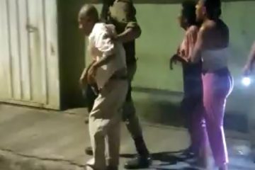 Policiais salvam idosos que ficaram presos em casa em chamas